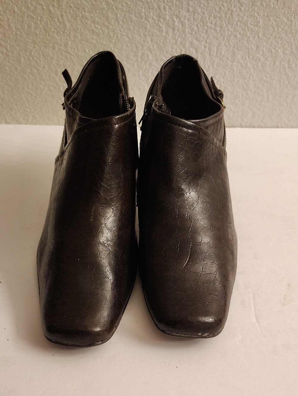 AEROSOLES Black Women's Size 10 Zip Up Heels  Booties 5S X